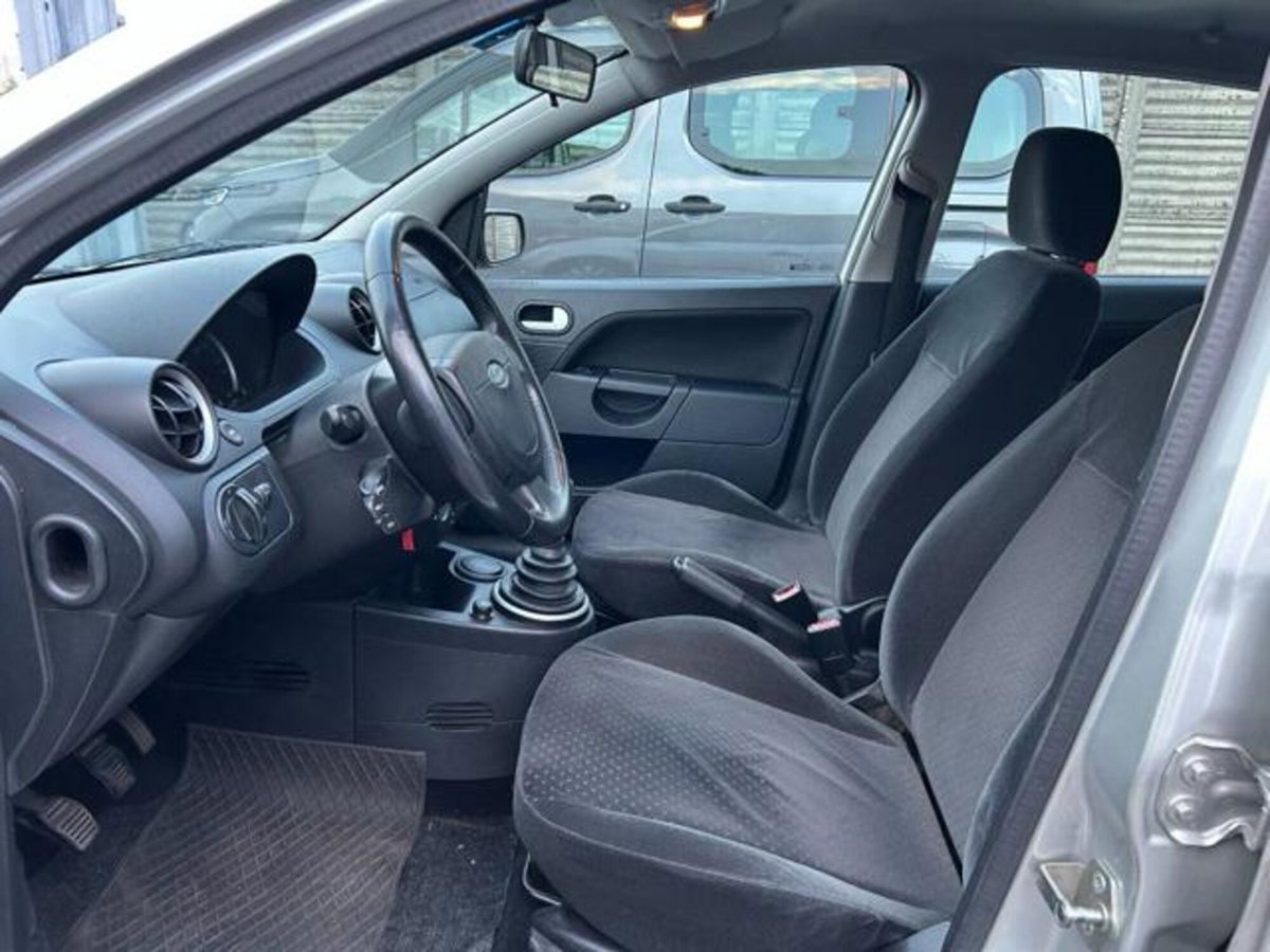 Ford Fiesta 1.2 16V 5p. Ghia (5)