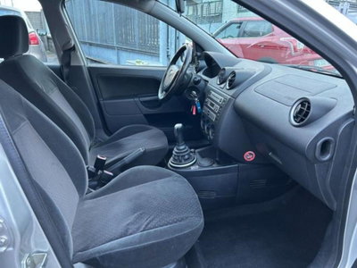 Ford Fiesta 1.2 16V 5p. Ghia (9)