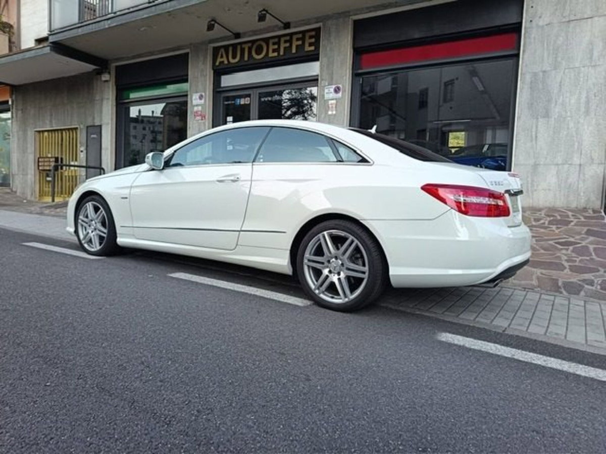 Mercedes-Benz Classe E Coupé 350 CGI Coupé BlueEFFICIENCY Avantgarde (2)