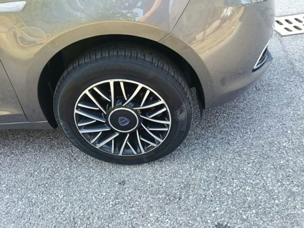 Lancia Ypsilon 0.9 TwinAir 85 CV 5 porte Metano Ecochic Gold (15)