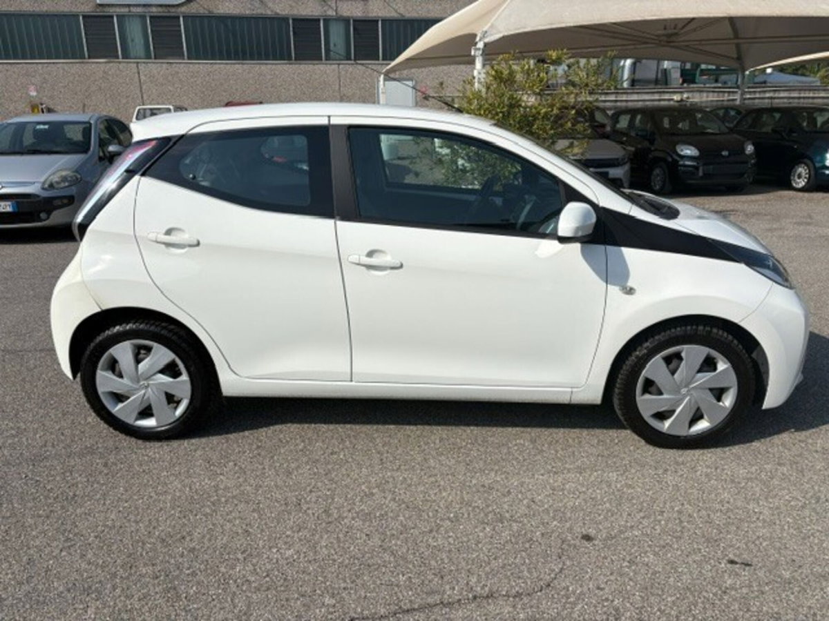Toyota Aygo 1.0 VVT-i 69 CV 5 porte x-play (2)