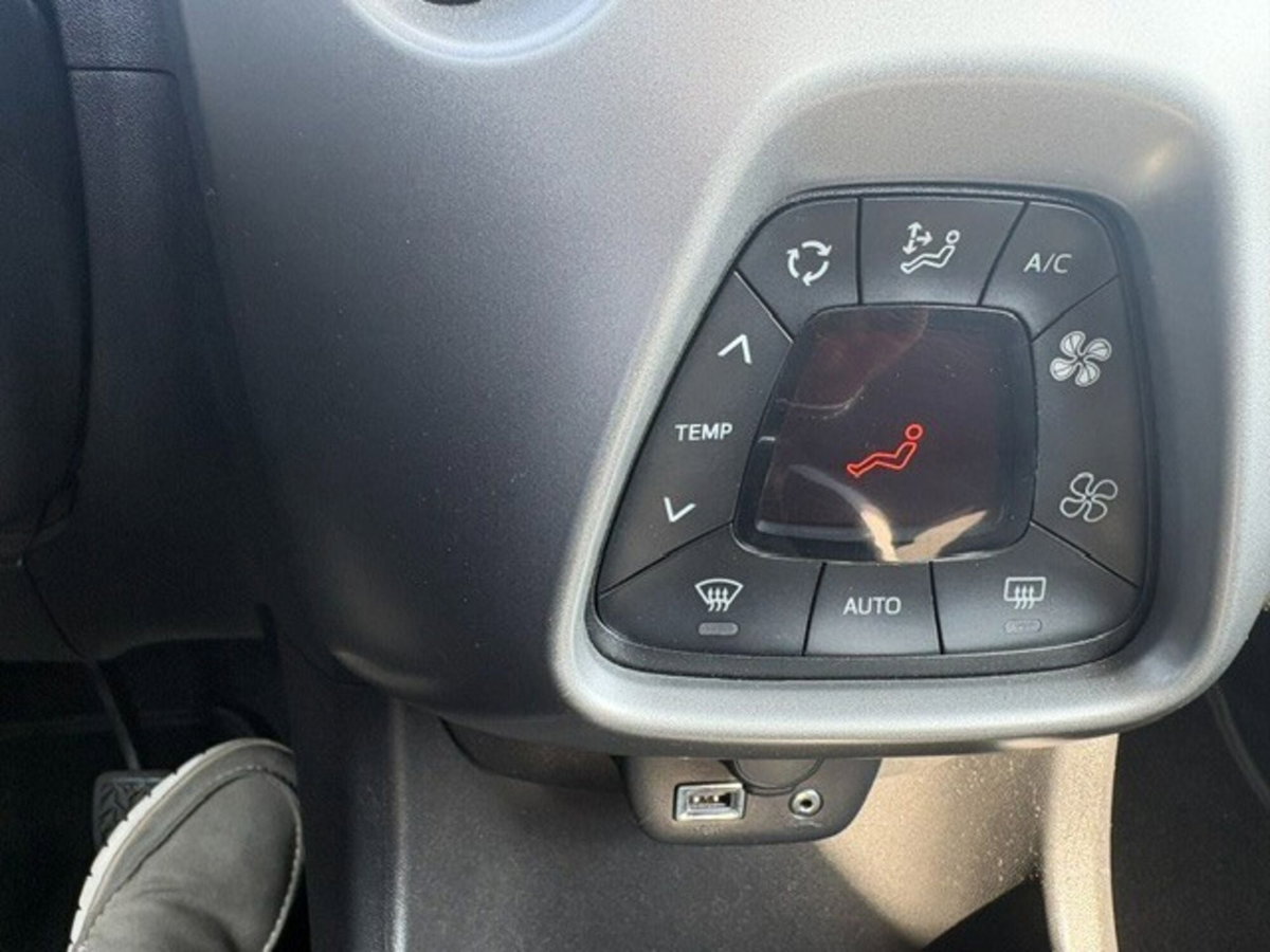 Toyota Aygo 1.0 VVT-i 69 CV 5 porte x-play (6)