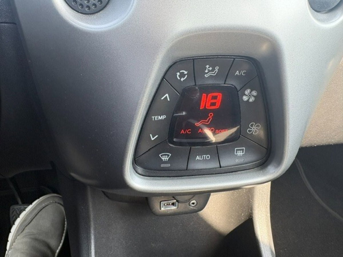 Toyota Aygo 1.0 VVT-i 69 CV 5 porte x-play (7)