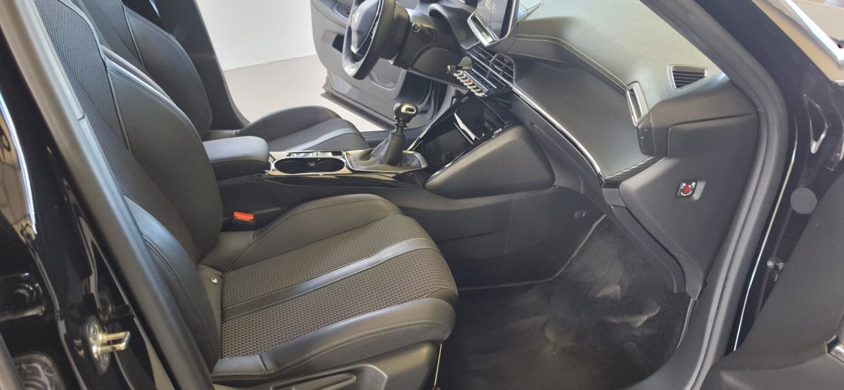Peugeot 2008 PureTech 130 S&S EAT8 GT Line (17)