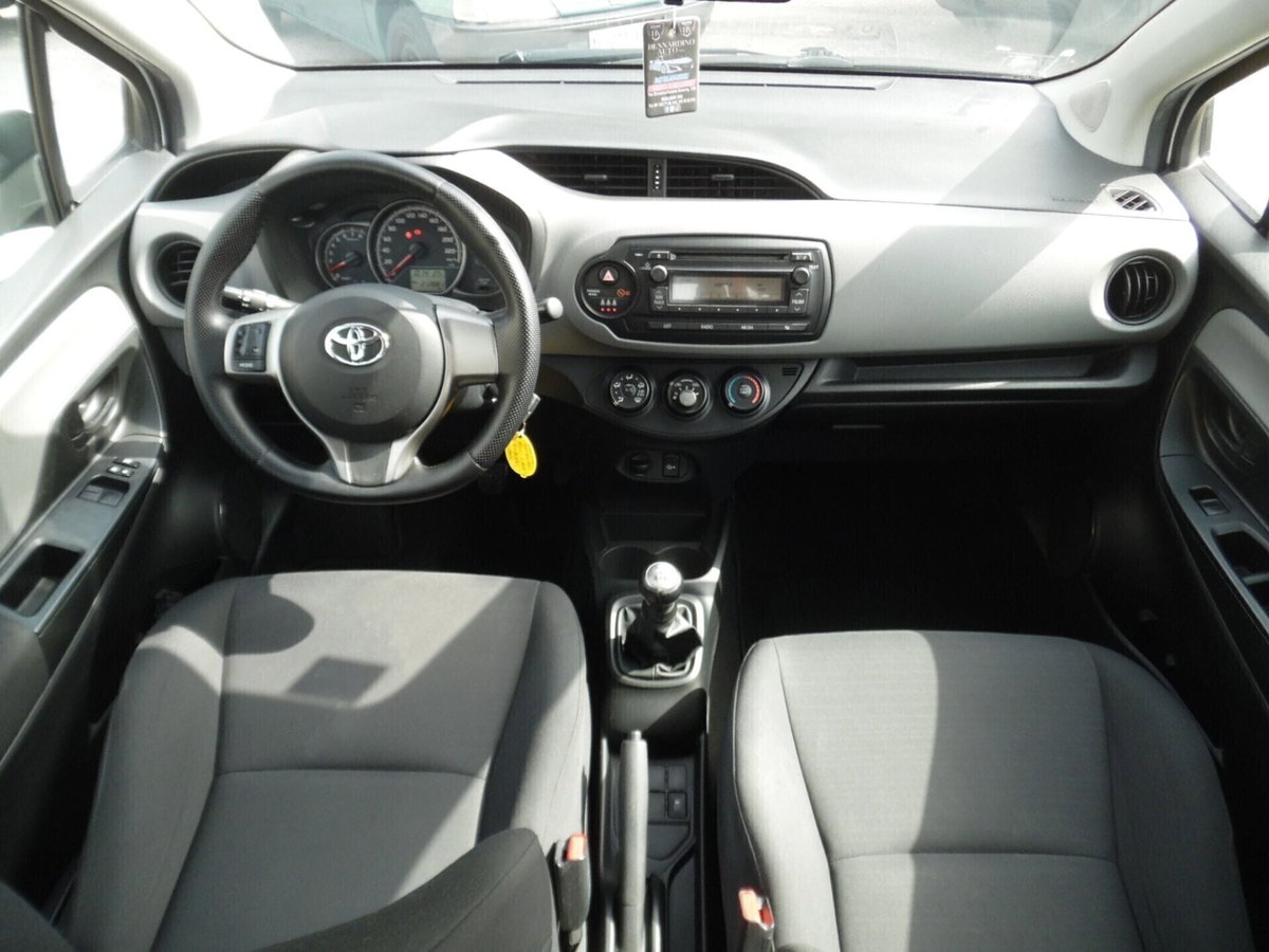 Toyota Yaris 1.0 5 porte Cool (11)