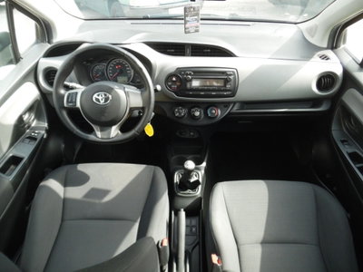 Toyota Yaris 1.0 5 porte Cool (11)