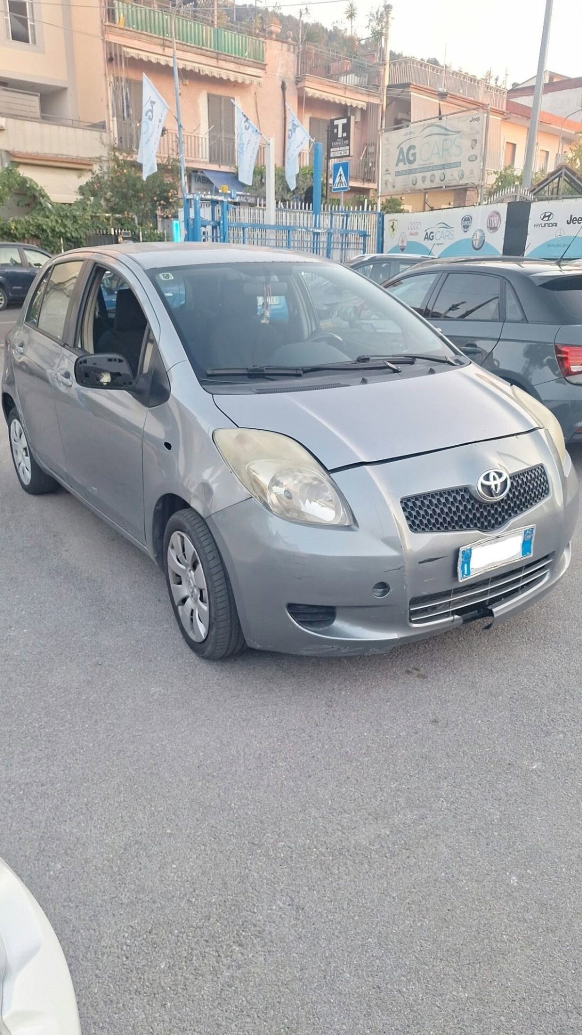 Toyota Yaris 1.D-4D 5 porte Sol (2)