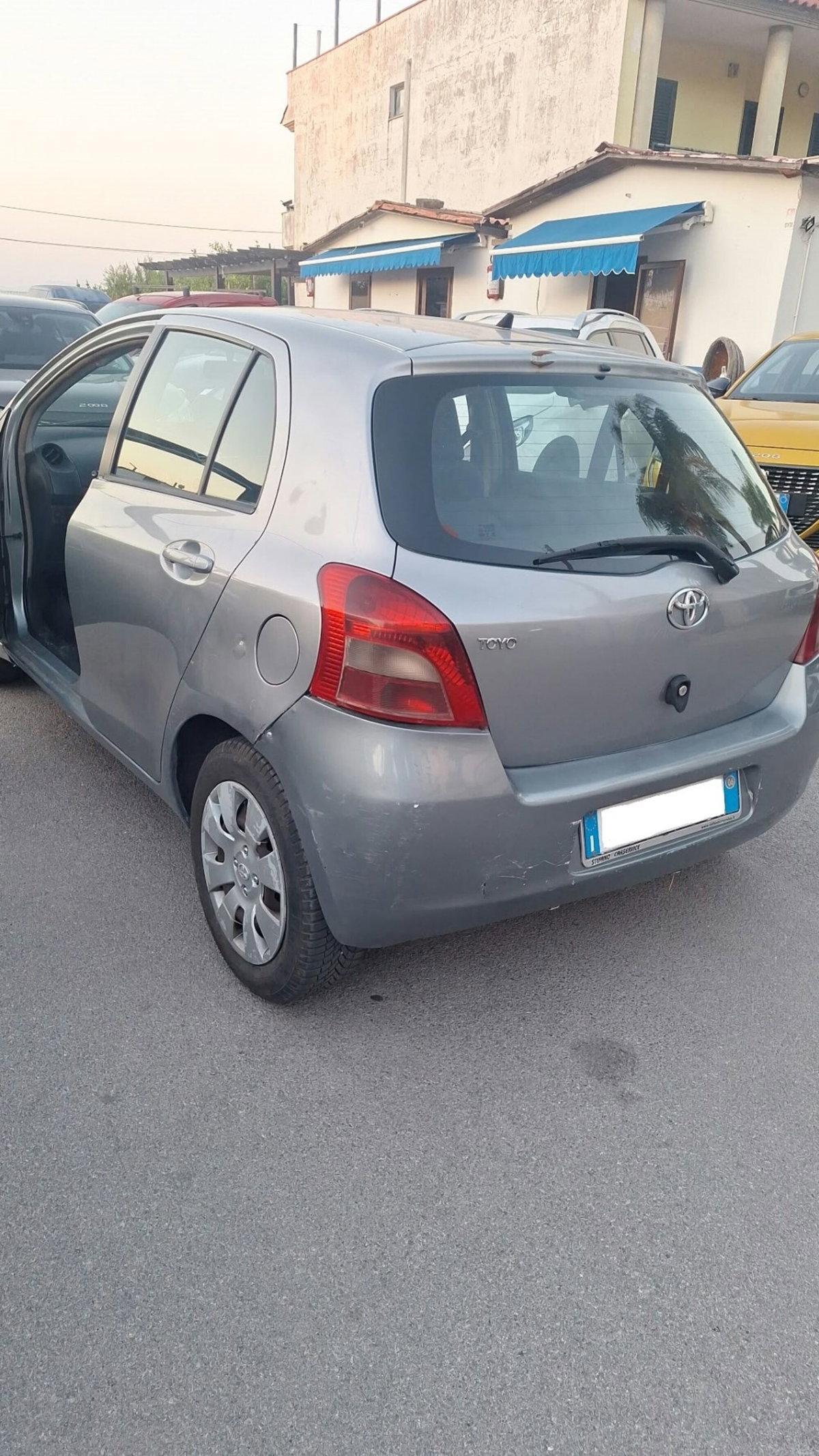 Toyota Yaris 1.D-4D 5 porte Sol (3)