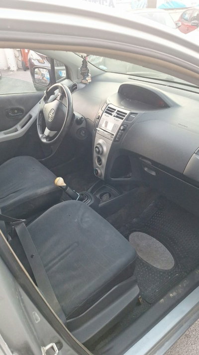 Toyota Yaris 1.D-4D 5 porte Sol (5)