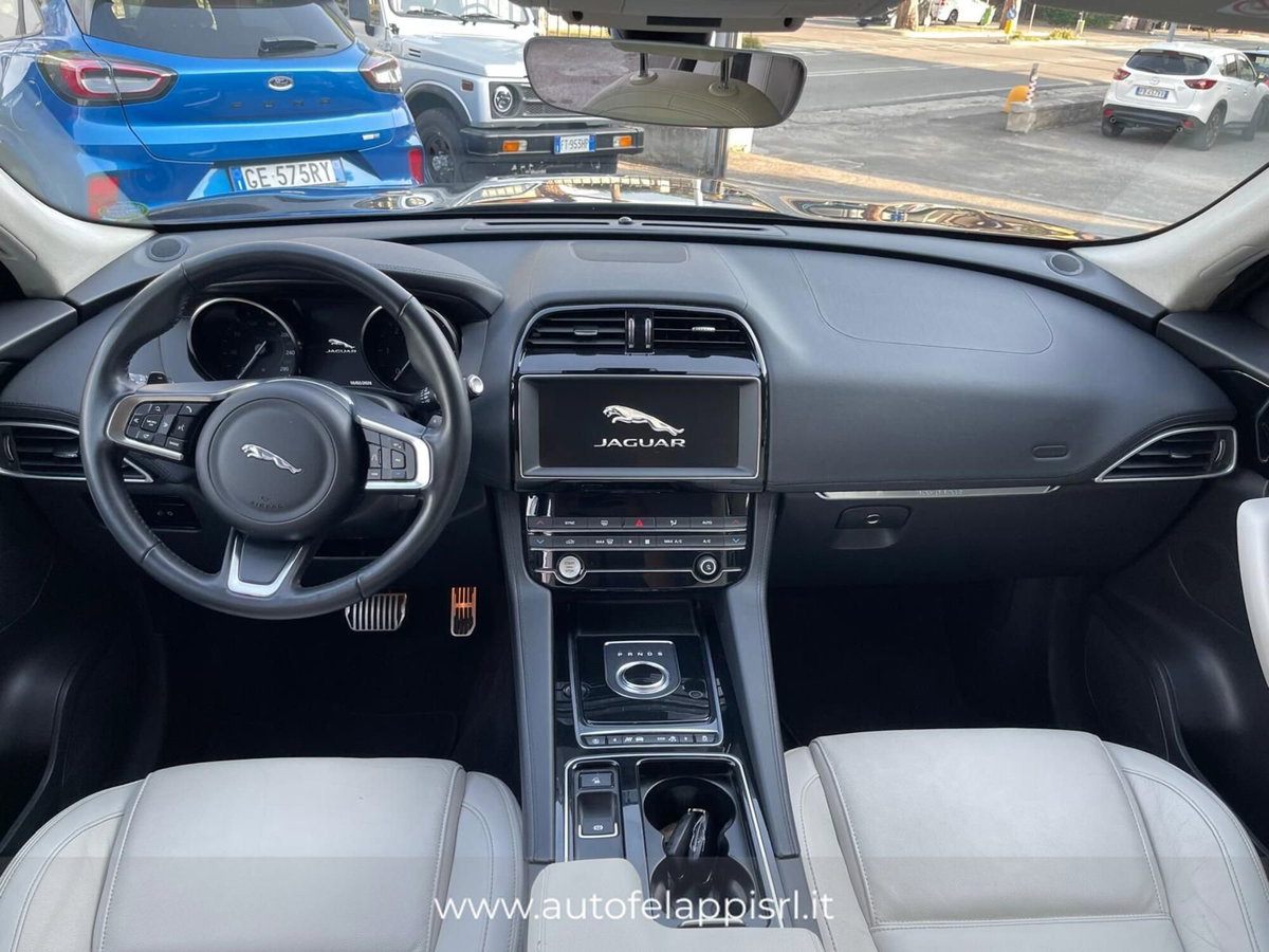 Jaguar F-Pace 2.0 D 180 CV AWD Prestige (14)