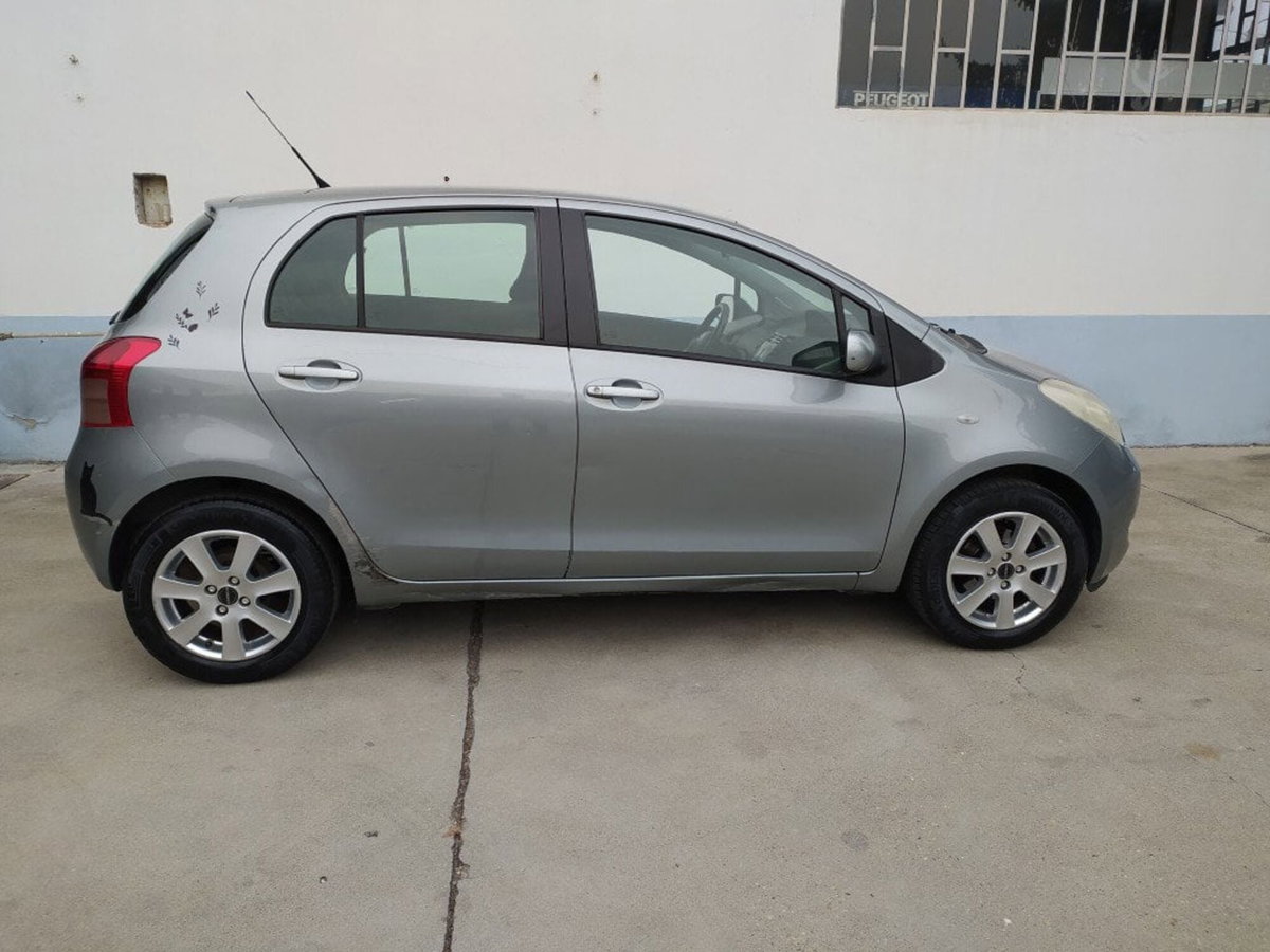 Toyota Yaris 1.0 5 porte Sol (3)