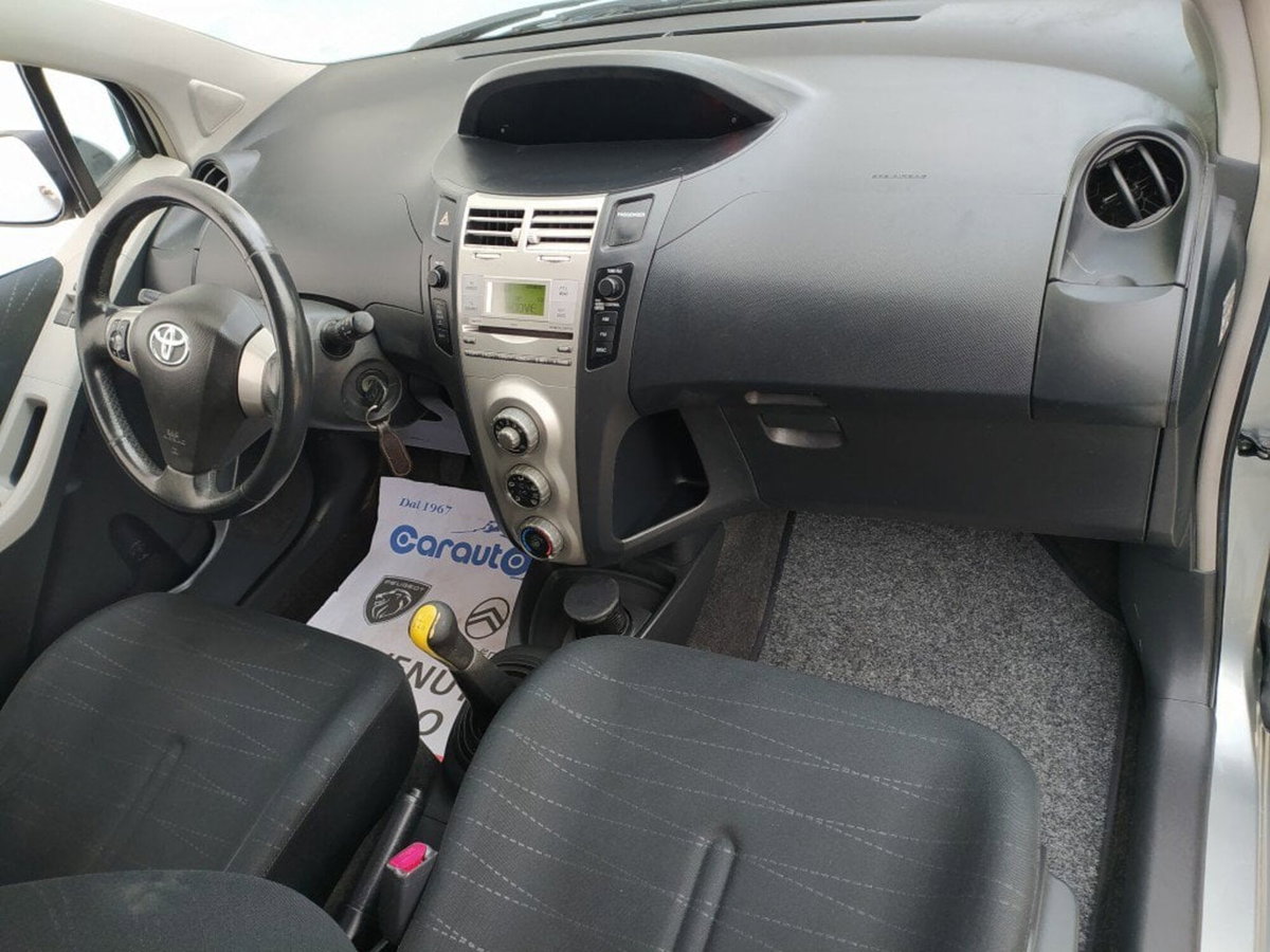 Toyota Yaris 1.0 5 porte Sol (8)