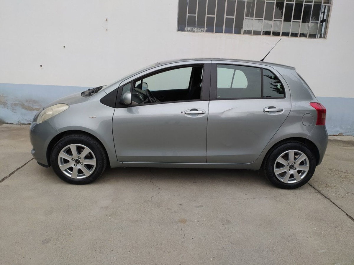 Toyota Yaris 1.0 5 porte Sol (9)