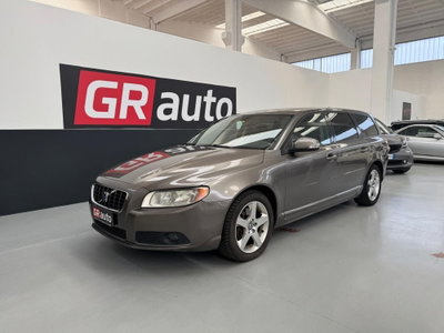 Volvo V70 2.4 D5 Summum (2)