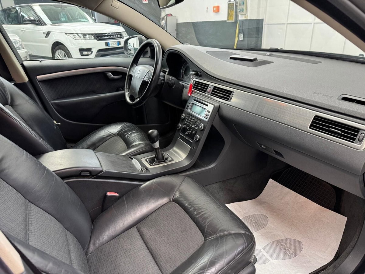 Volvo V70 2.4 D5 Summum (6)