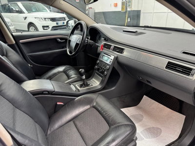 Volvo V70 2.4 D5 Summum (6)