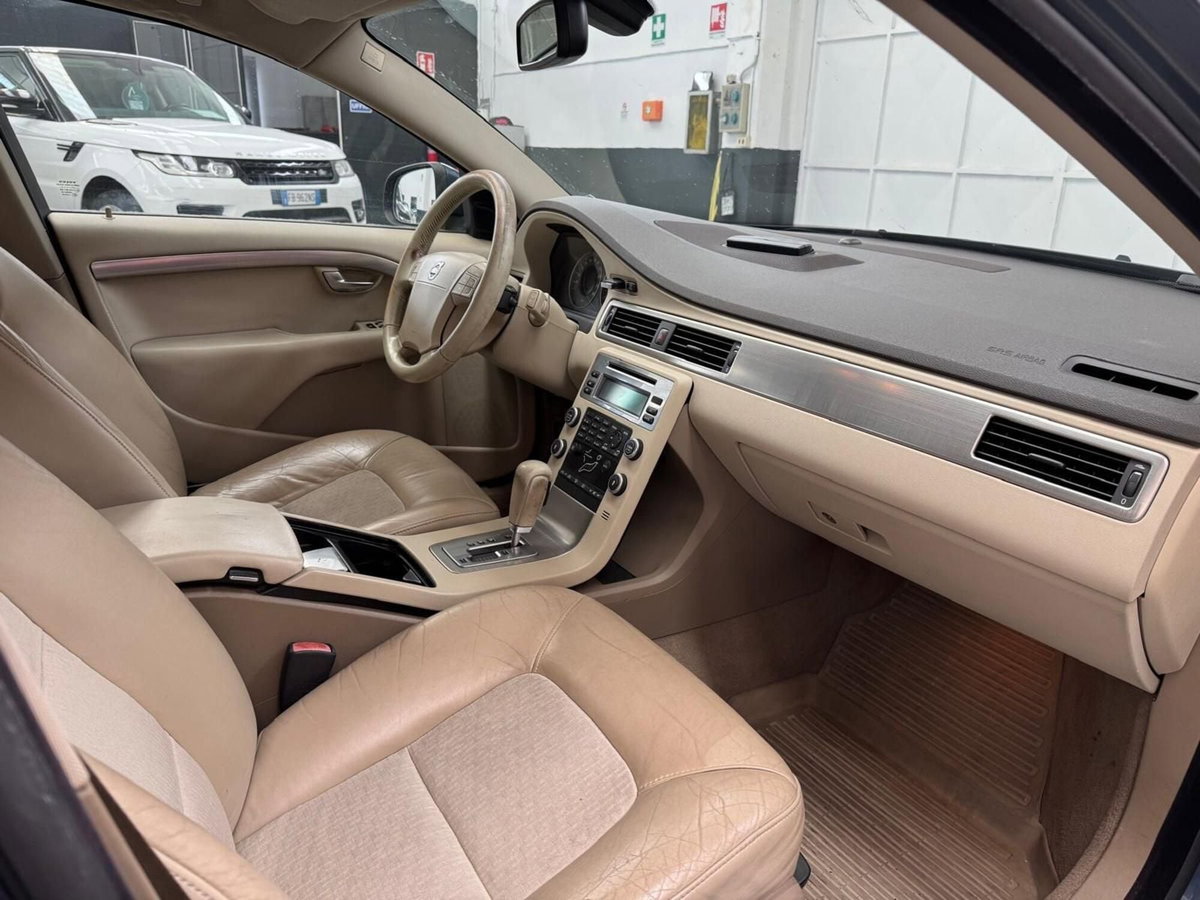 Volvo V70 2.4 D5 Summum (5)