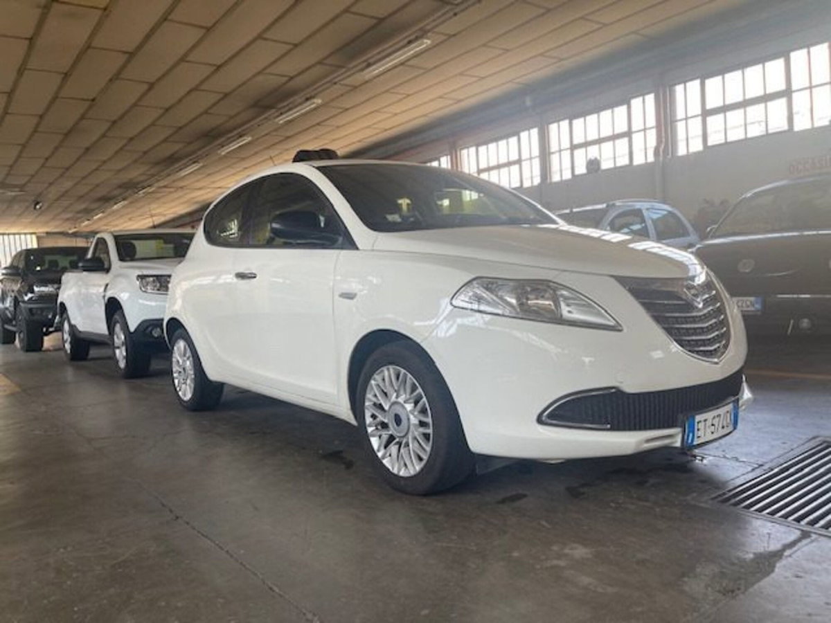 Lancia Ypsilon 0.9 TwinAir 85 CV 5 porte S&S DFN Gold (6)