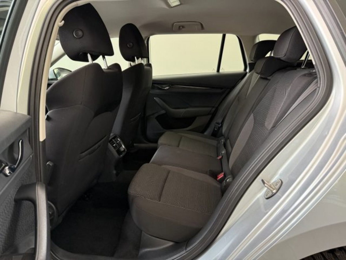 Skoda Octavia Station Wagon 2.0 TDI CR DSG Wagon Executive (5)