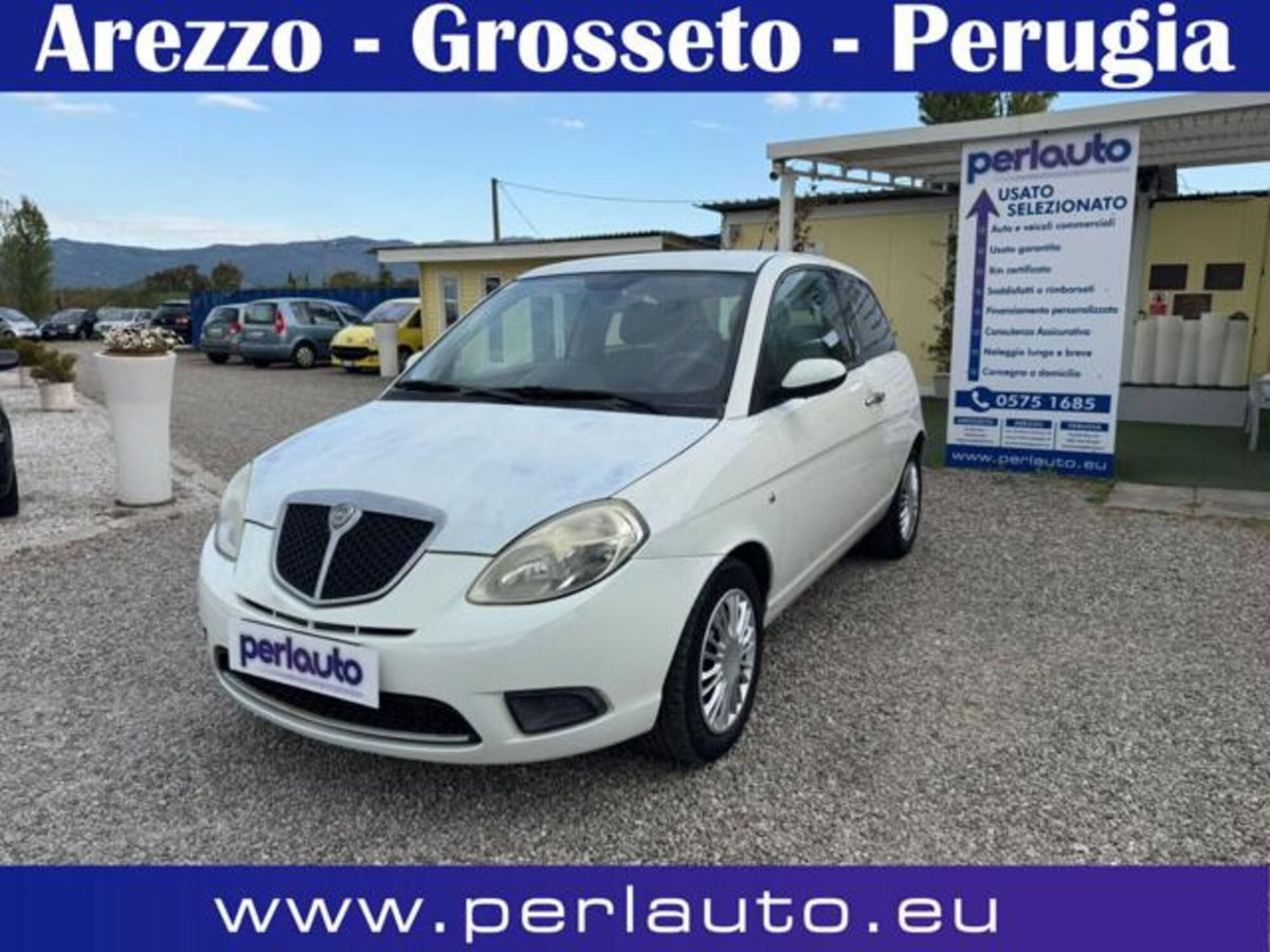 Lancia Ypsilon 1.3 MJT 75 CV Versus