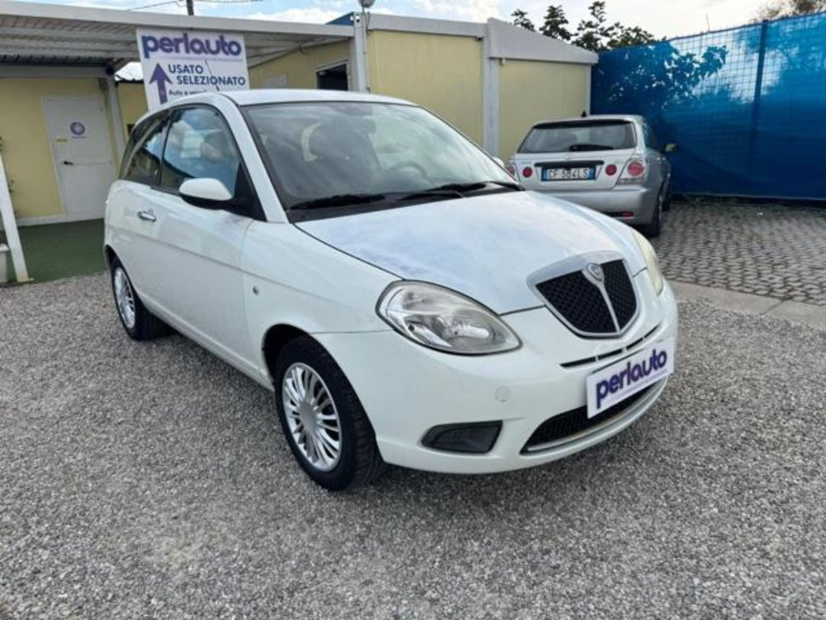 Lancia Ypsilon 1.3 MJT 75 CV Versus (2)