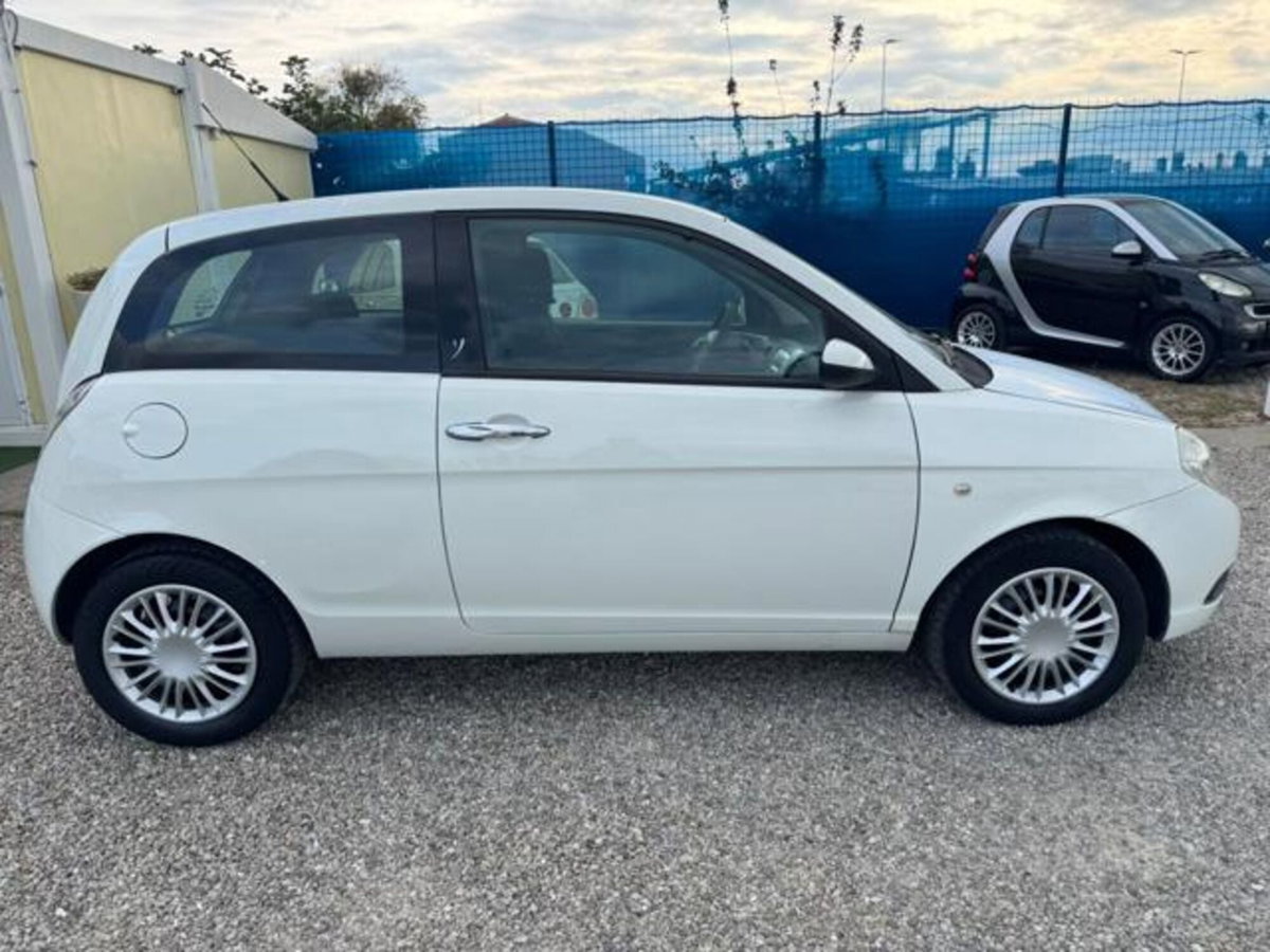 Lancia Ypsilon 1.3 MJT 75 CV Versus (4)