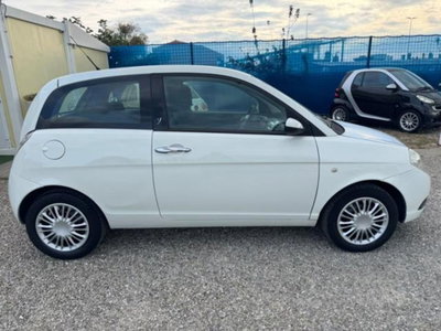 Lancia Ypsilon 1.3 MJT 75 CV Versus (4)