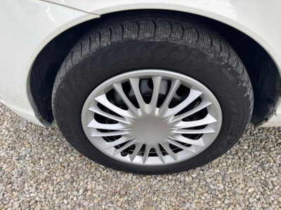 Lancia Ypsilon 1.3 MJT 75 CV Versus (7)