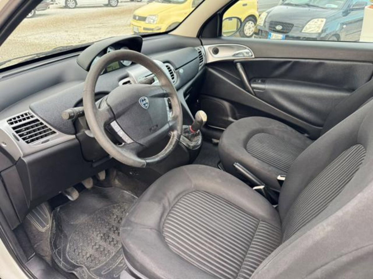 Lancia Ypsilon 1.3 MJT 75 CV Versus (9)
