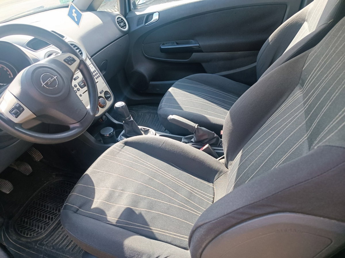 Opel Corsa 1.2 3 porte Enjoy (6)