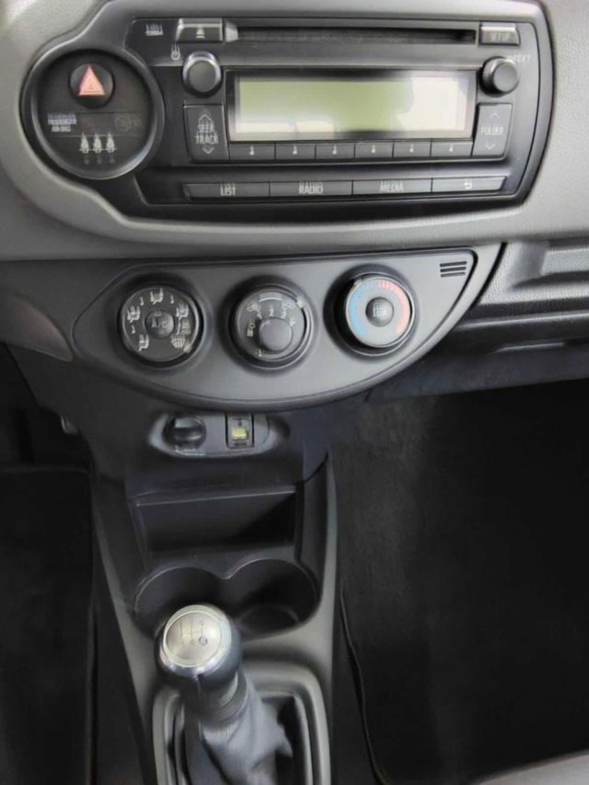 Toyota Yaris 1.0 5 porte Active (5)