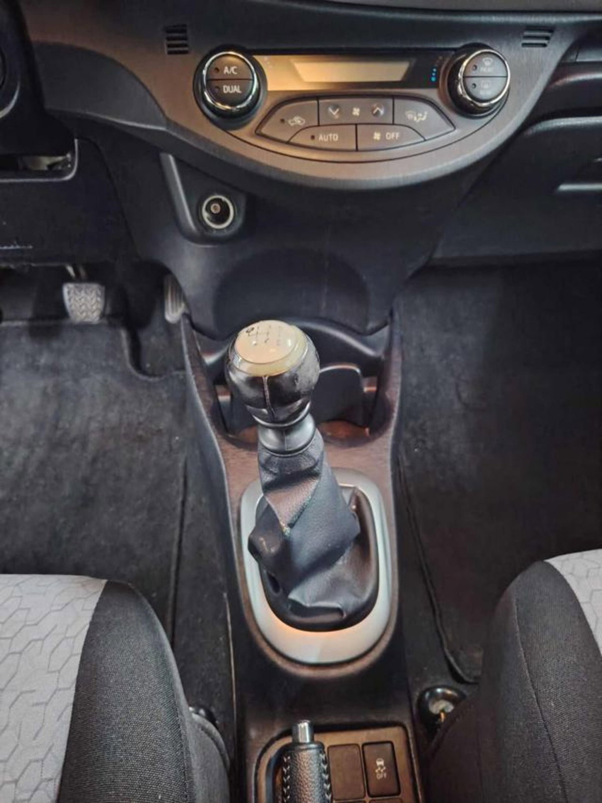 Toyota Yaris 1.D-4D 5 porte (7)