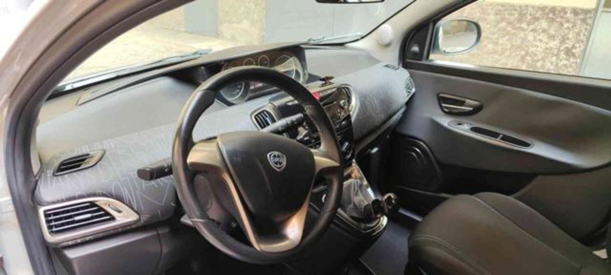 Lancia Ypsilon 1.2 69 CV 5 porte Elefantino (8)