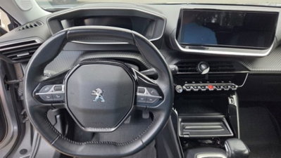 Peugeot 2008 PureTech 100 S&S Allure Navi Pack (13)