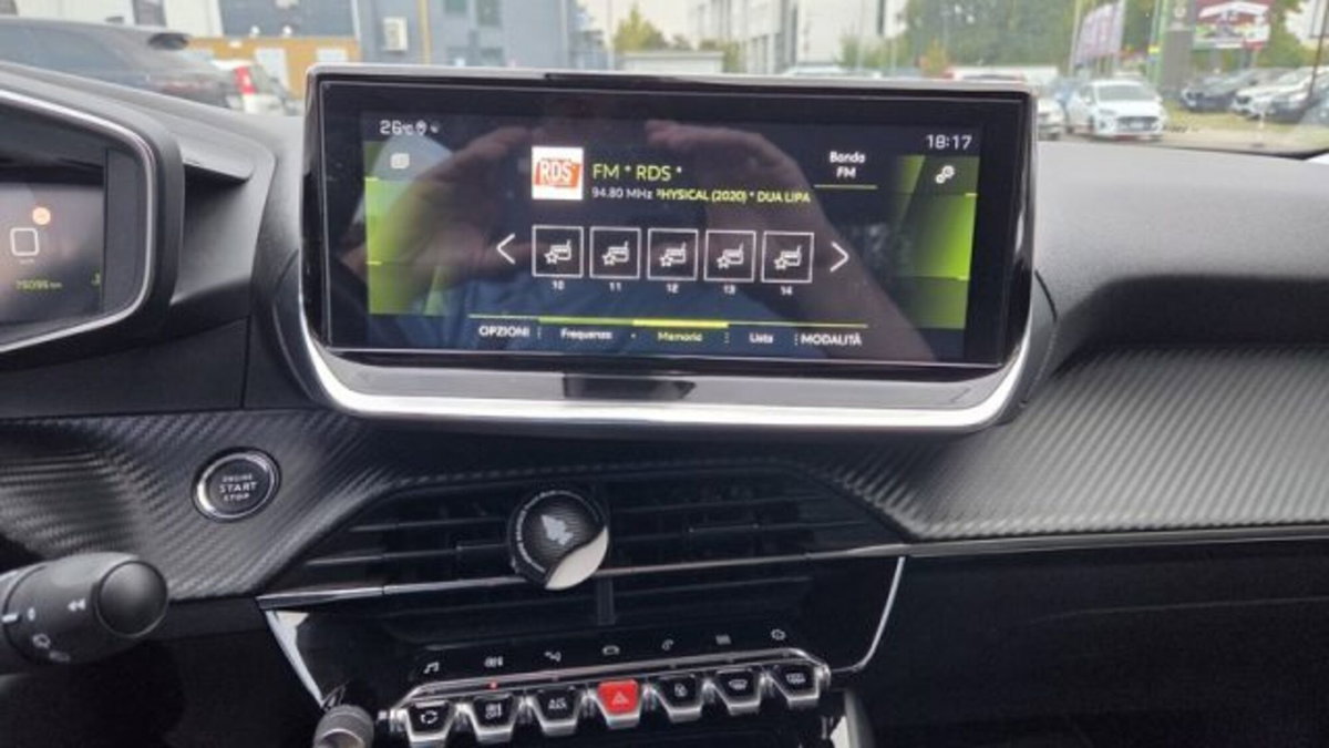 Peugeot 2008 PureTech 100 S&S Allure Navi Pack (17)