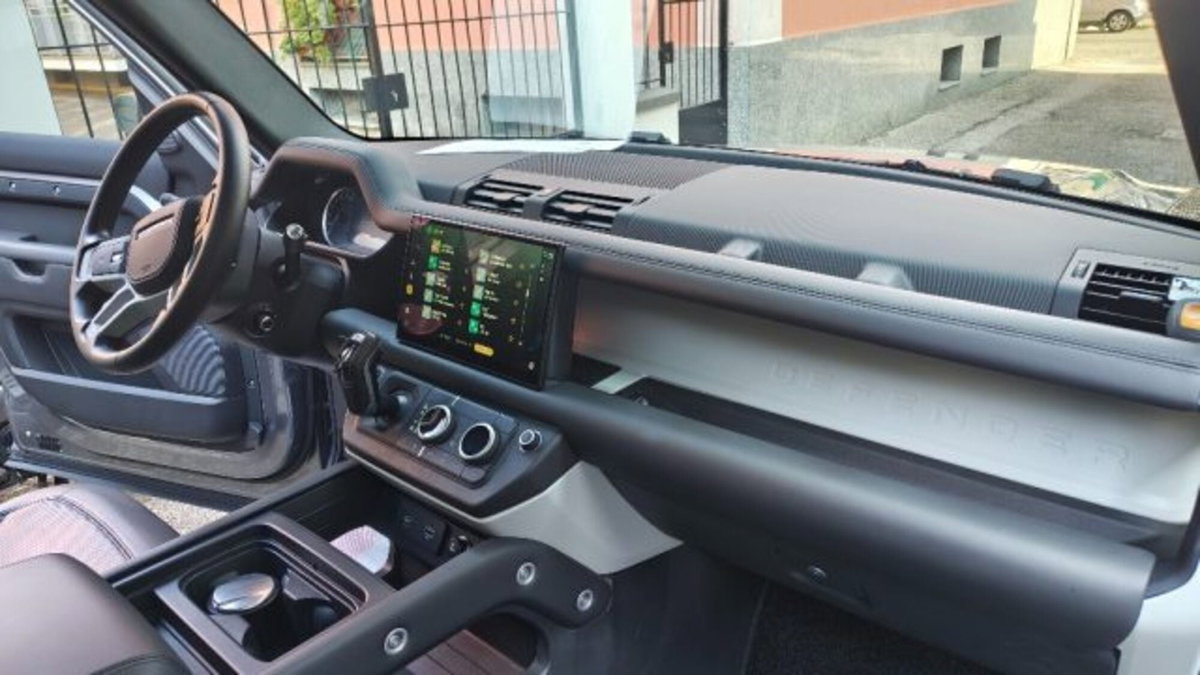 Land Rover Defender 110 2.0 si4 phev X-Dynamic SE awd 300cv auto (10)