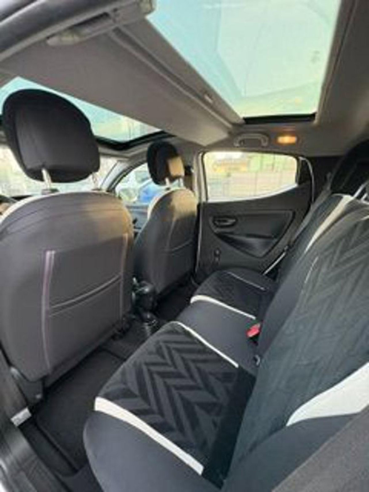 Lancia Ypsilon 0.9 TwinAir 85 CV 5 porte S&S DFN Gold (13)