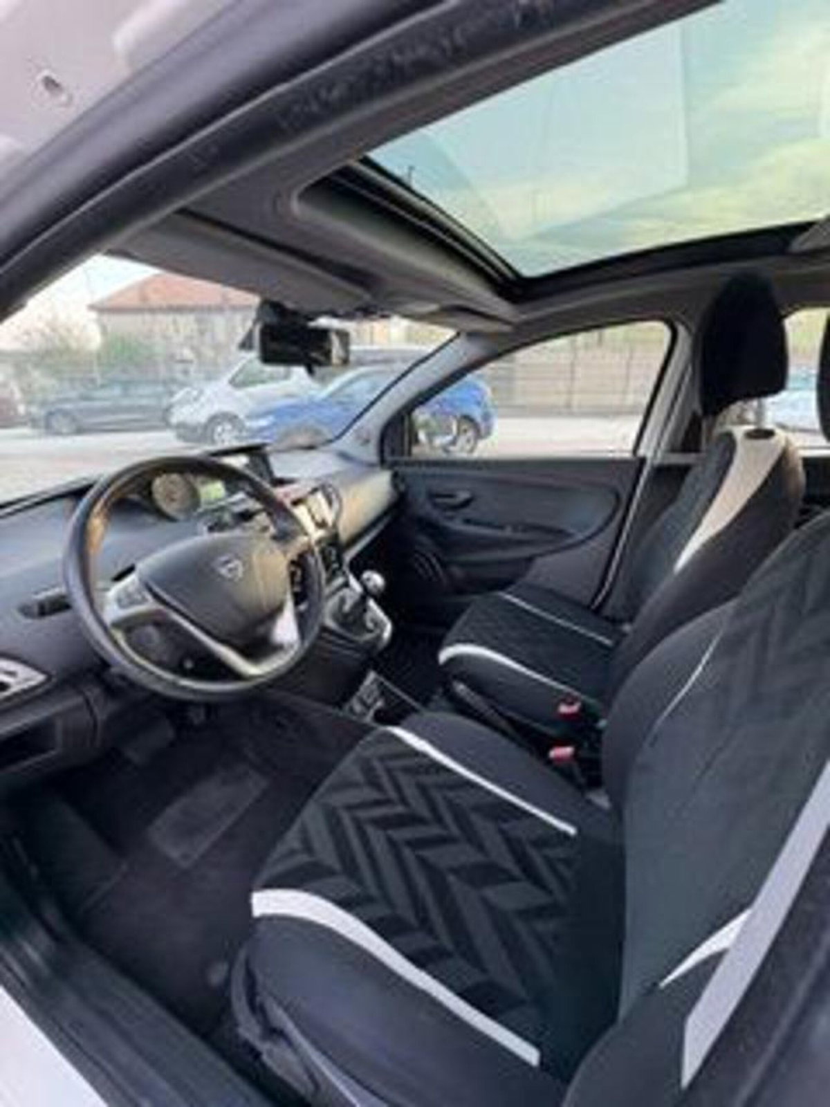 Lancia Ypsilon 0.9 TwinAir 85 CV 5 porte S&S DFN Gold (7)