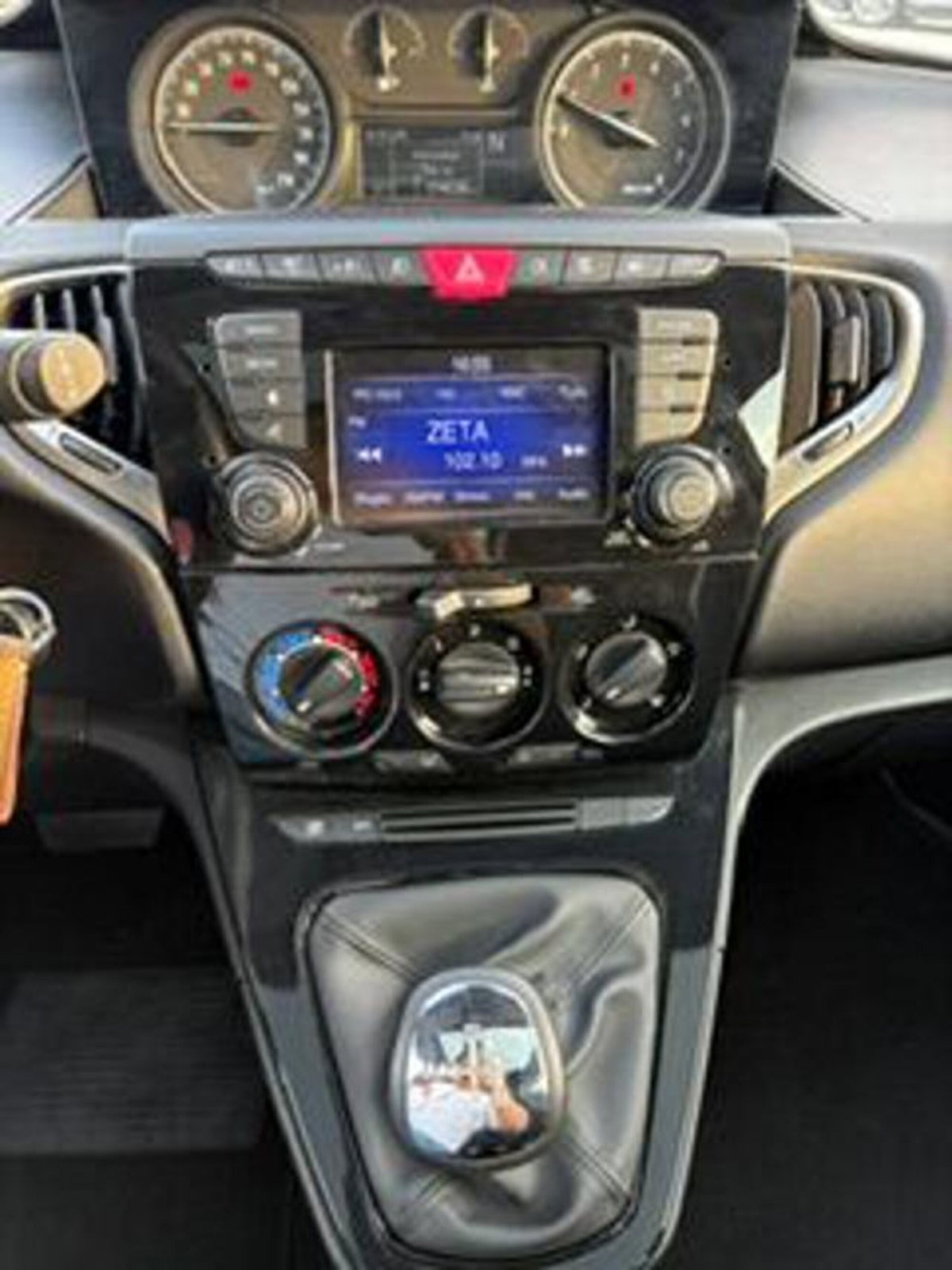 Lancia Ypsilon 0.9 TwinAir 85 CV 5 porte S&S DFN Gold (9)