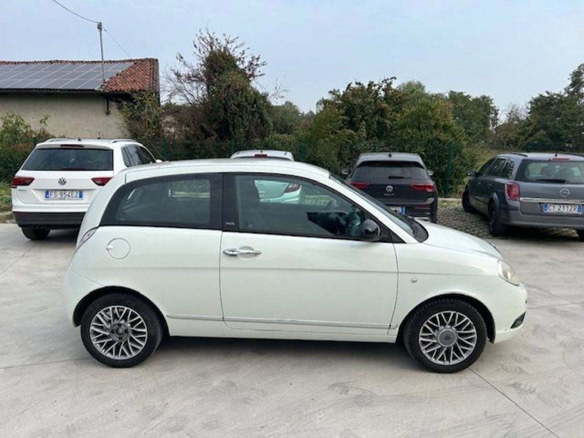 Lancia Ypsilon 1.2 69 CV Unyca (2)