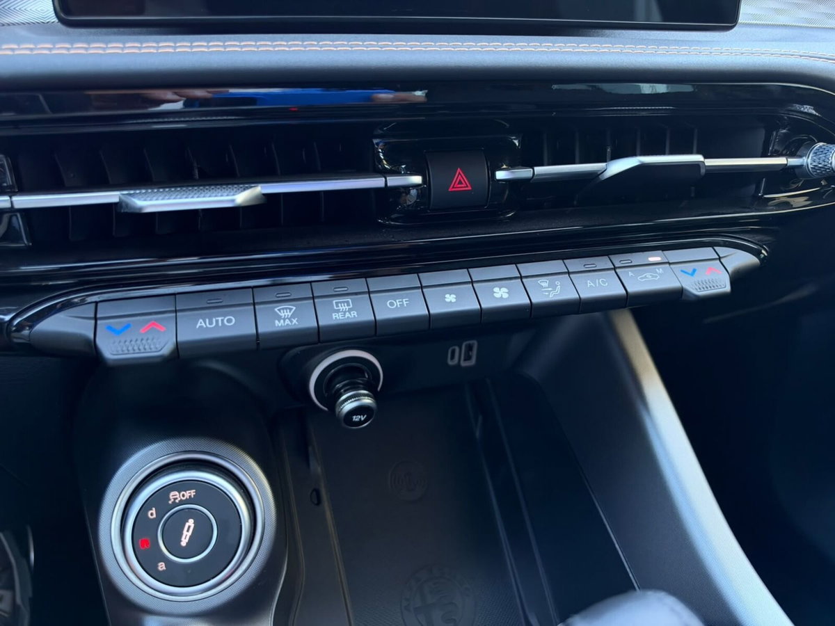 Alfa Romeo Tonale 1.3 phev Intensa Q4 280cv at6 (14)
