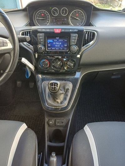 Lancia Ypsilon 1.2 69 CV 5 porte Silver (10)