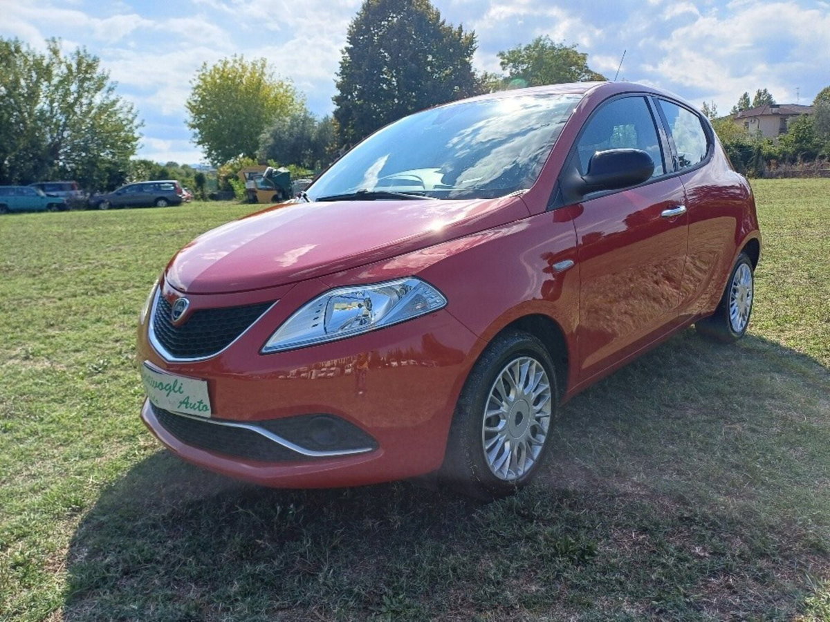 Lancia Ypsilon 1.2 69 CV 5 porte Silver (2)