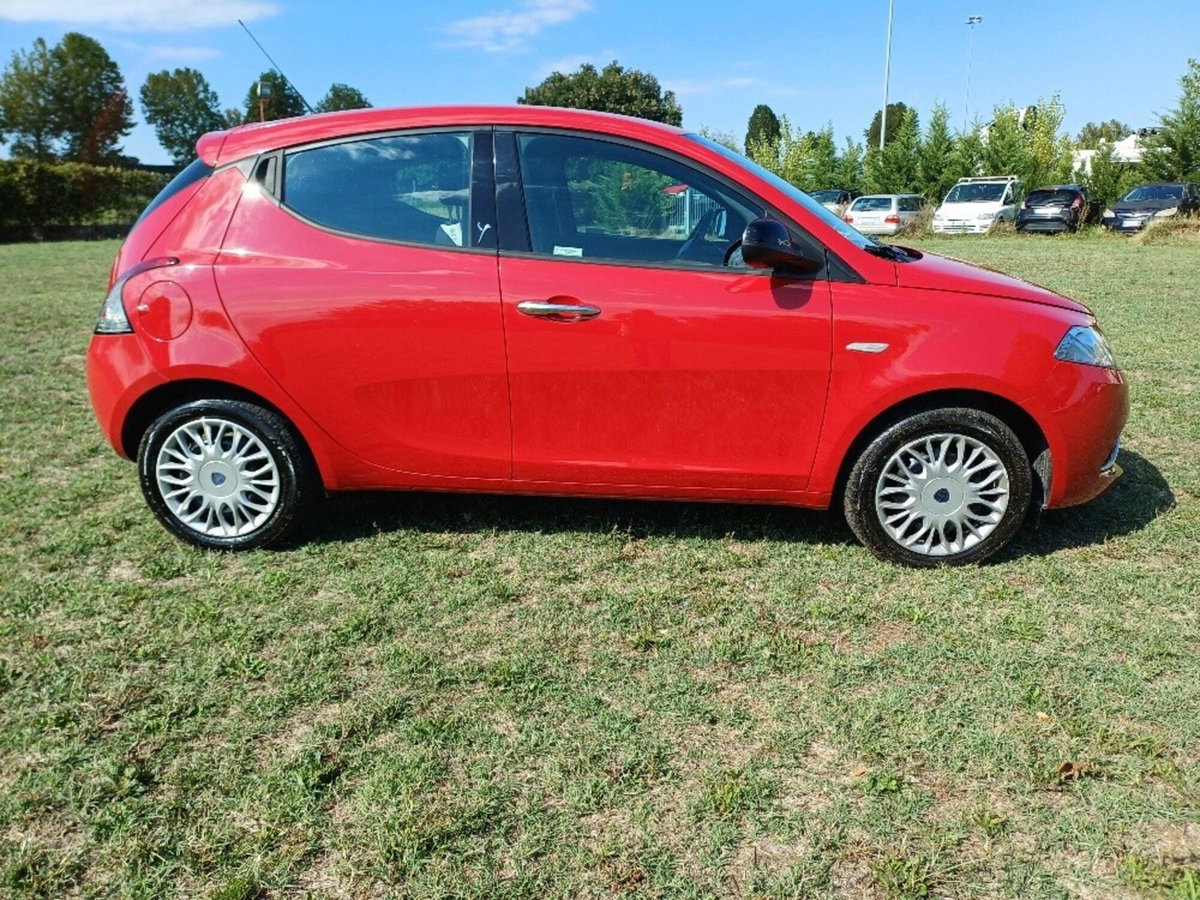 Lancia Ypsilon 1.2 69 CV 5 porte Silver (3)