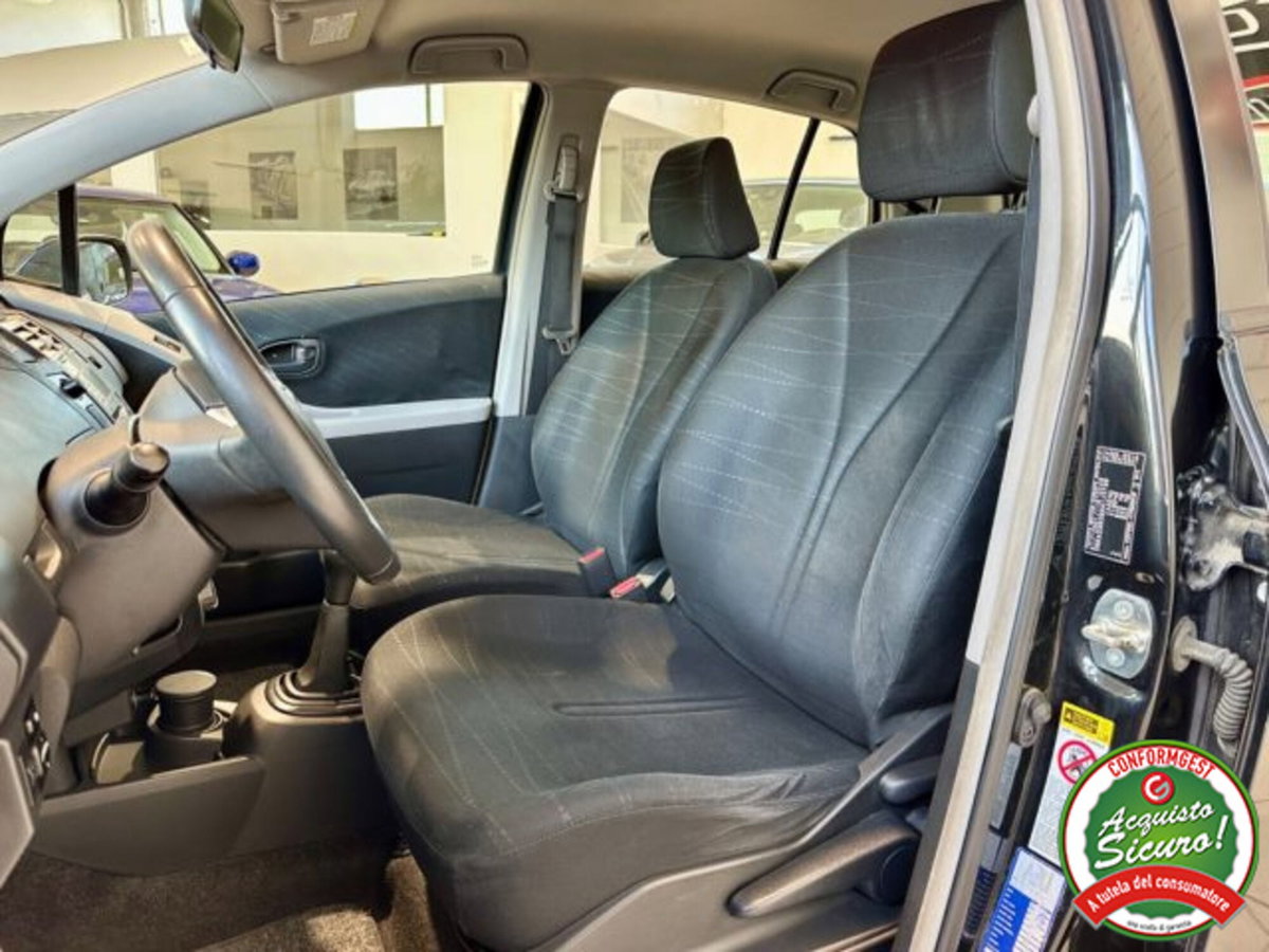 Toyota Yaris 1.0 5 porte Sol (8)