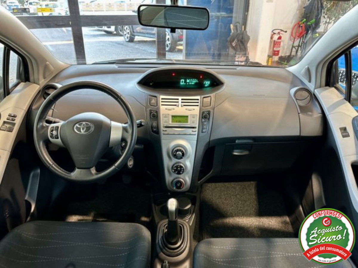 Toyota Yaris 1.0 5 porte Sol (9)