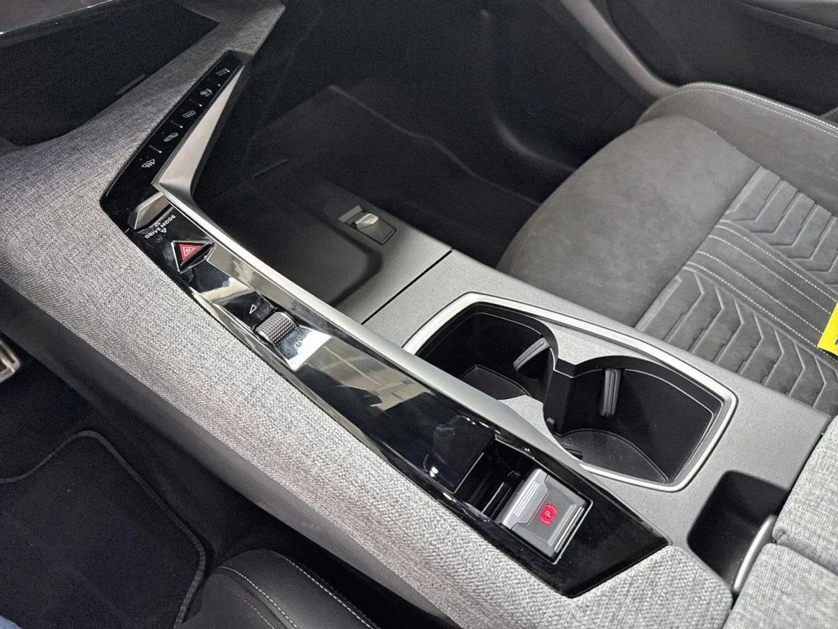 Peugeot 5008 1.2 hybrid GT 145cv 7p.ti e-dcs6 (12)