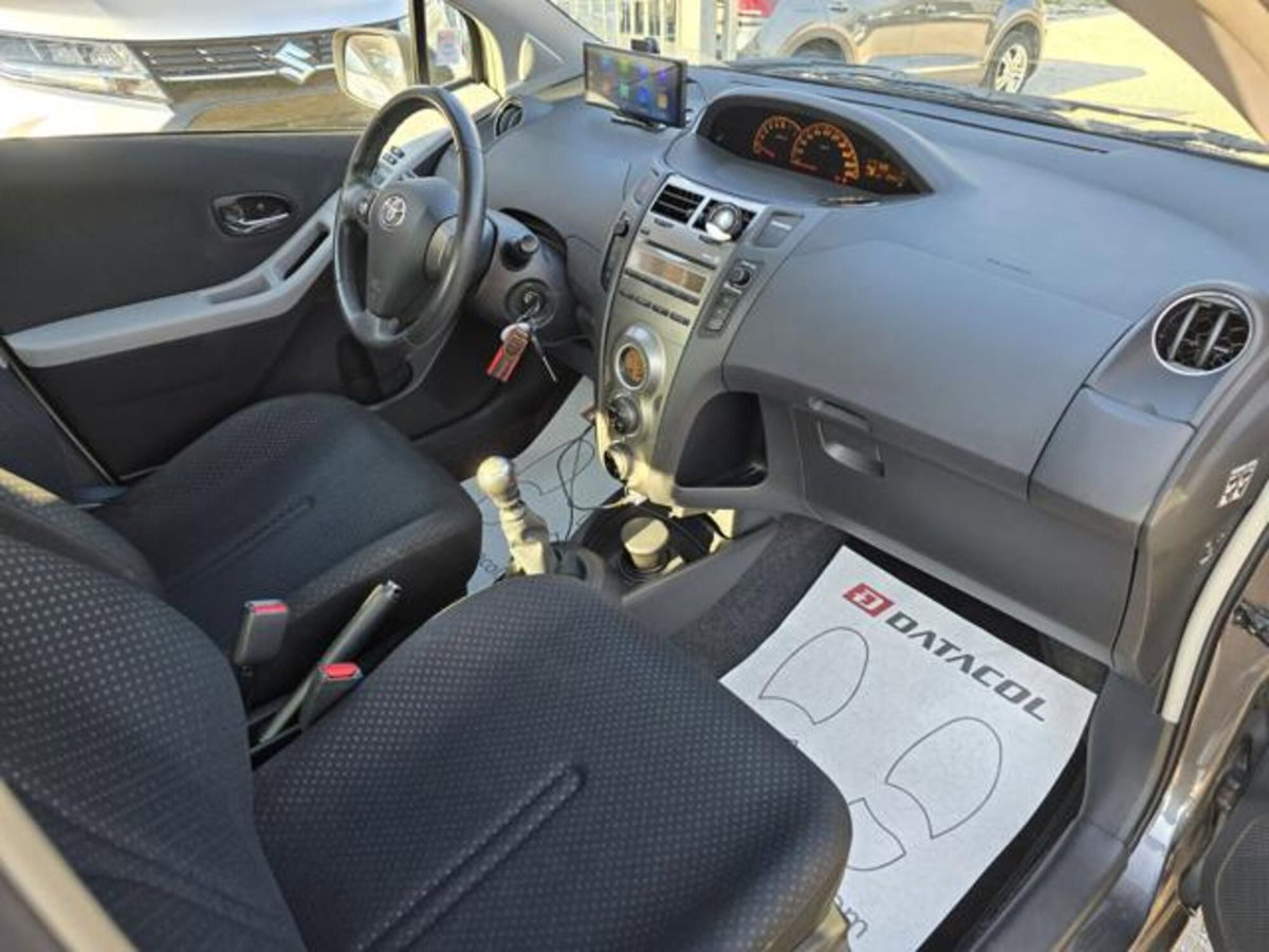 Toyota Yaris 1.3 5 porte Sol (10)