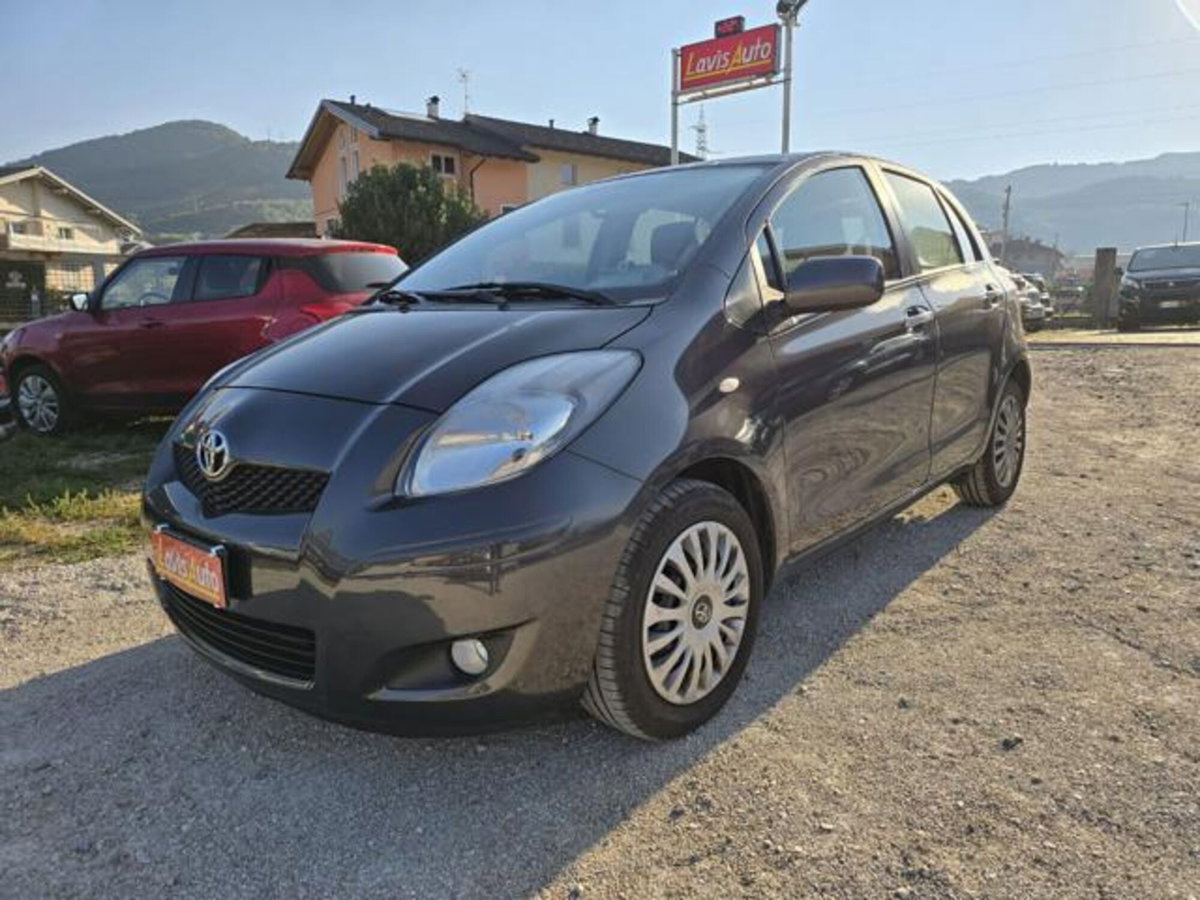 Toyota Yaris 1.3 5 porte Sol (2)