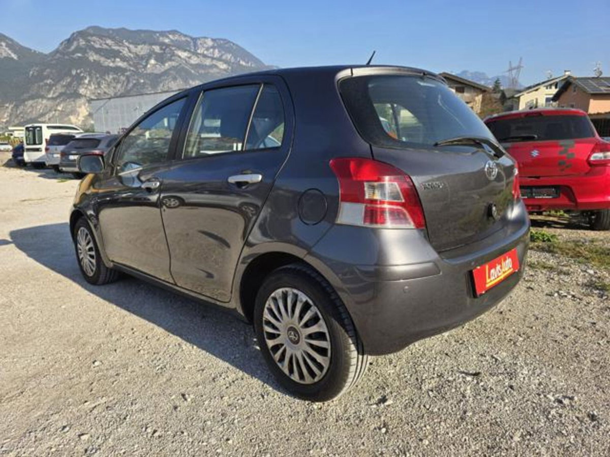 Toyota Yaris 1.3 5 porte Sol (4)